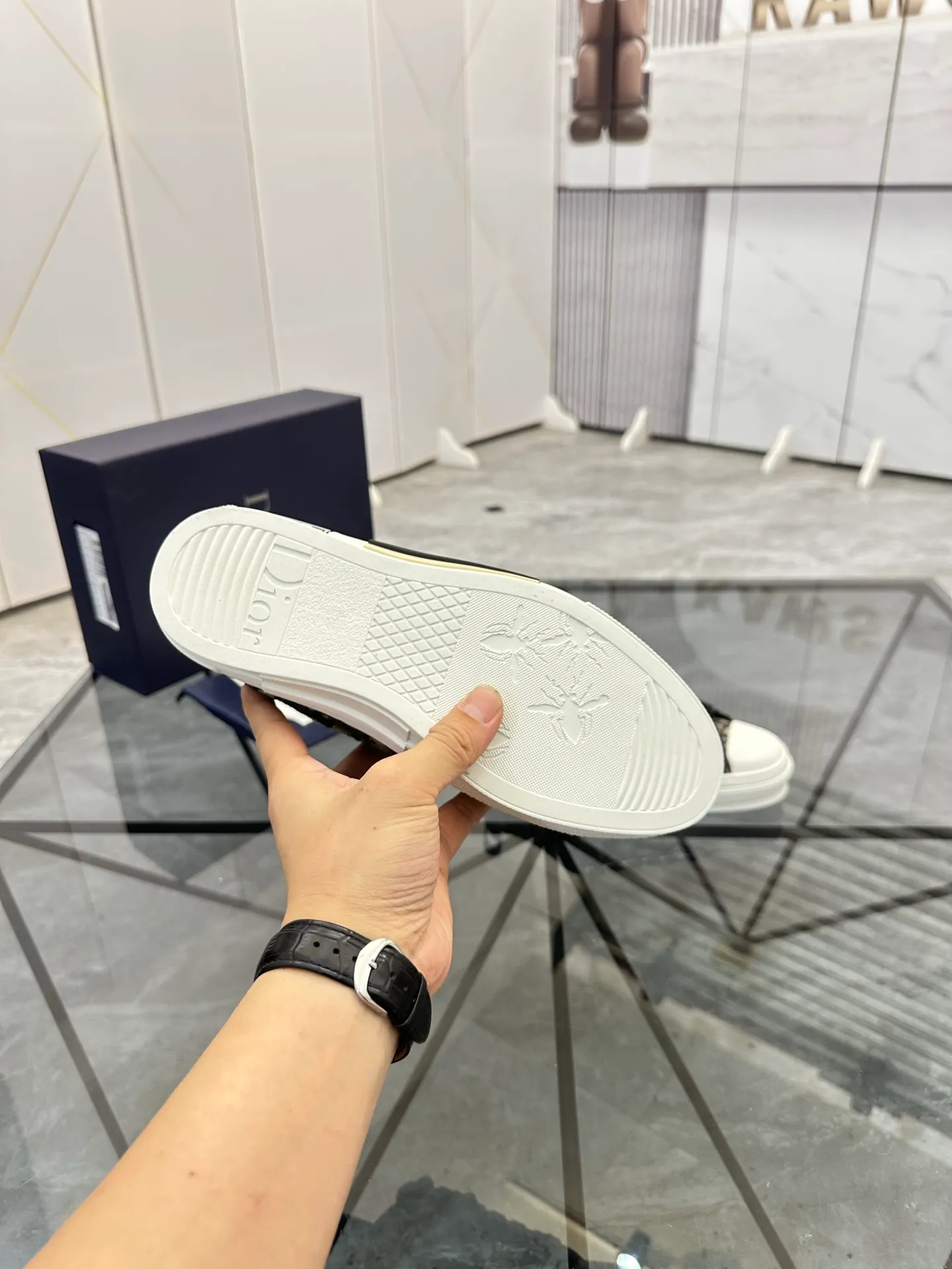 Selling men's shoes 💰: 💰P420¥ Product trademark: Dio* "Dior*" low-top casual shoes Regular size: 36-45 (can be customized to 46) Couple style B23 Product materials: Upper imported original fabric, breathable lining, original outsole. No.: 007